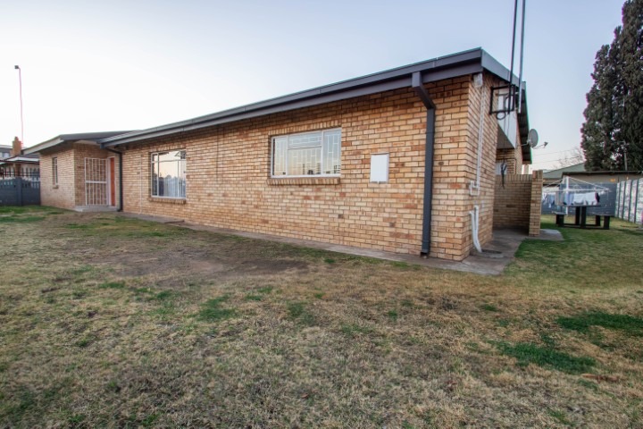 To Let 11 Bedroom Property for Rent in Die Bult North West